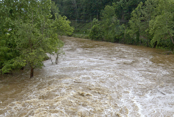 下雨水后河水渾濁有泥沙